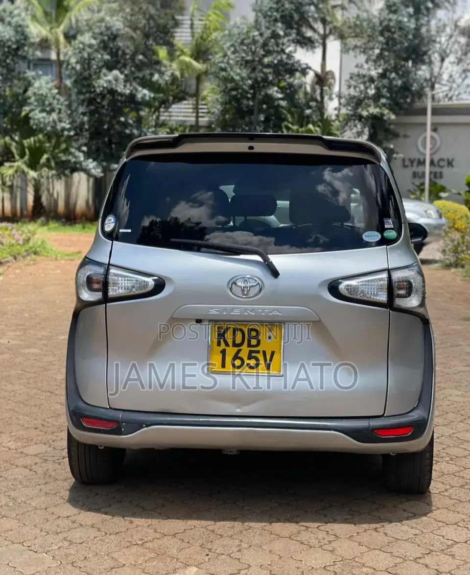 Toyota Sienta 2015 Silver