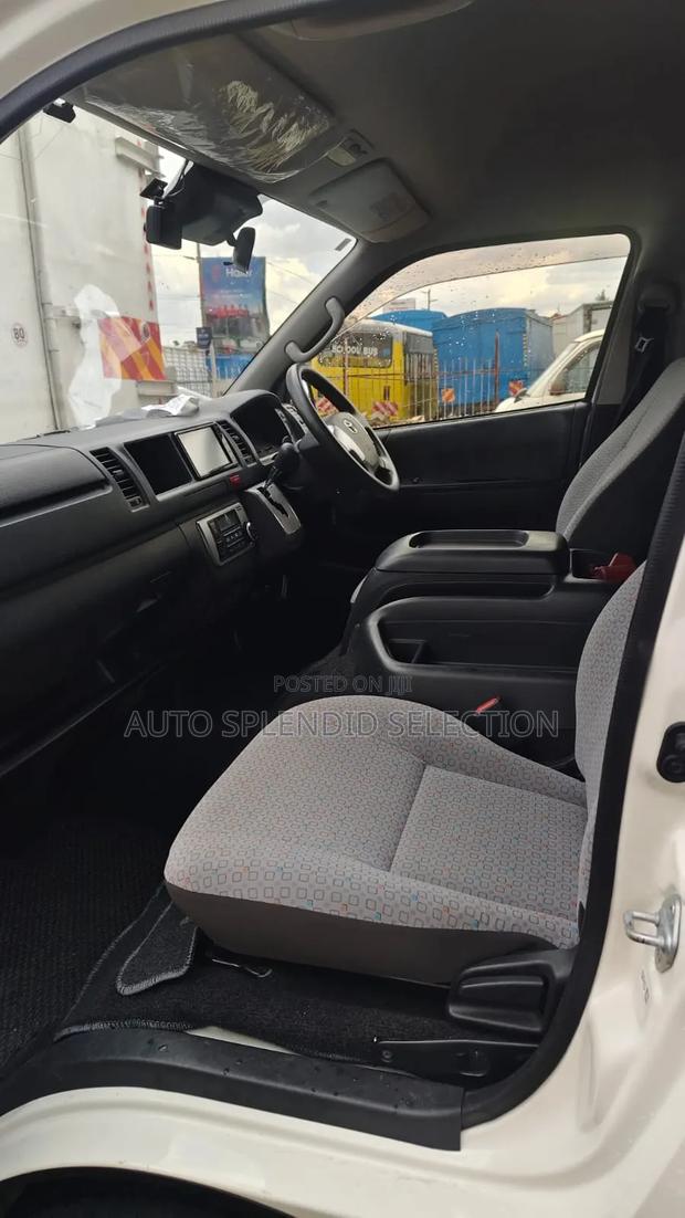 Toyota HiAce 2019 White - thumbnail 5