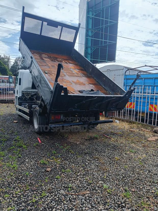 Isuzu Tipper - thumbnail 8