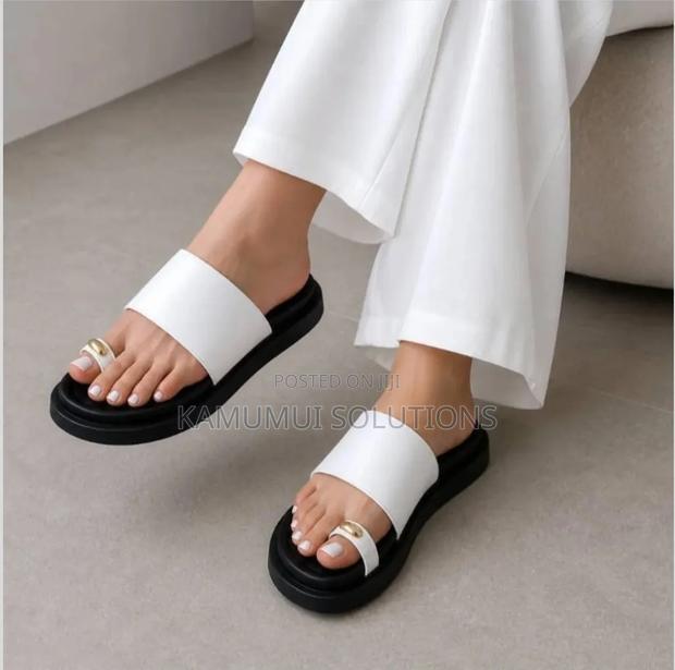 Ladies' Sandals - thumbnail 2