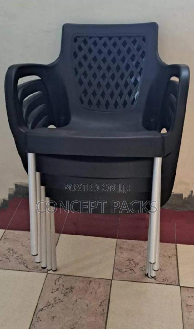 Heavy Duty Plastic Chairs With Metal Tubing Stands