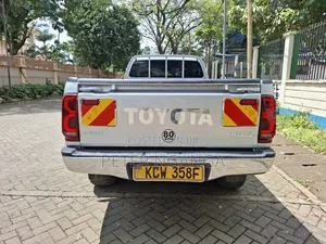 Toyota Hilux 2.5 D-4D SRX 2012 Silver