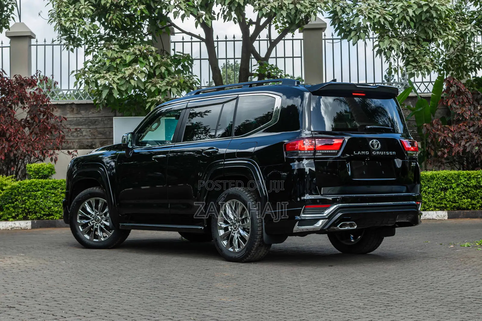 Toyota Land Cruiser LC300 2023 Black