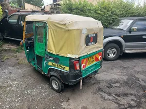 Piaggio 2021 Yellow
