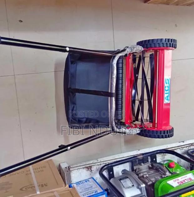 Lightweight Hand Push Manual Grass Cutter With Catcher Trey - main view