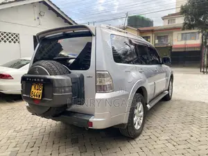 Mitsubishi Pajero 2015 Silver