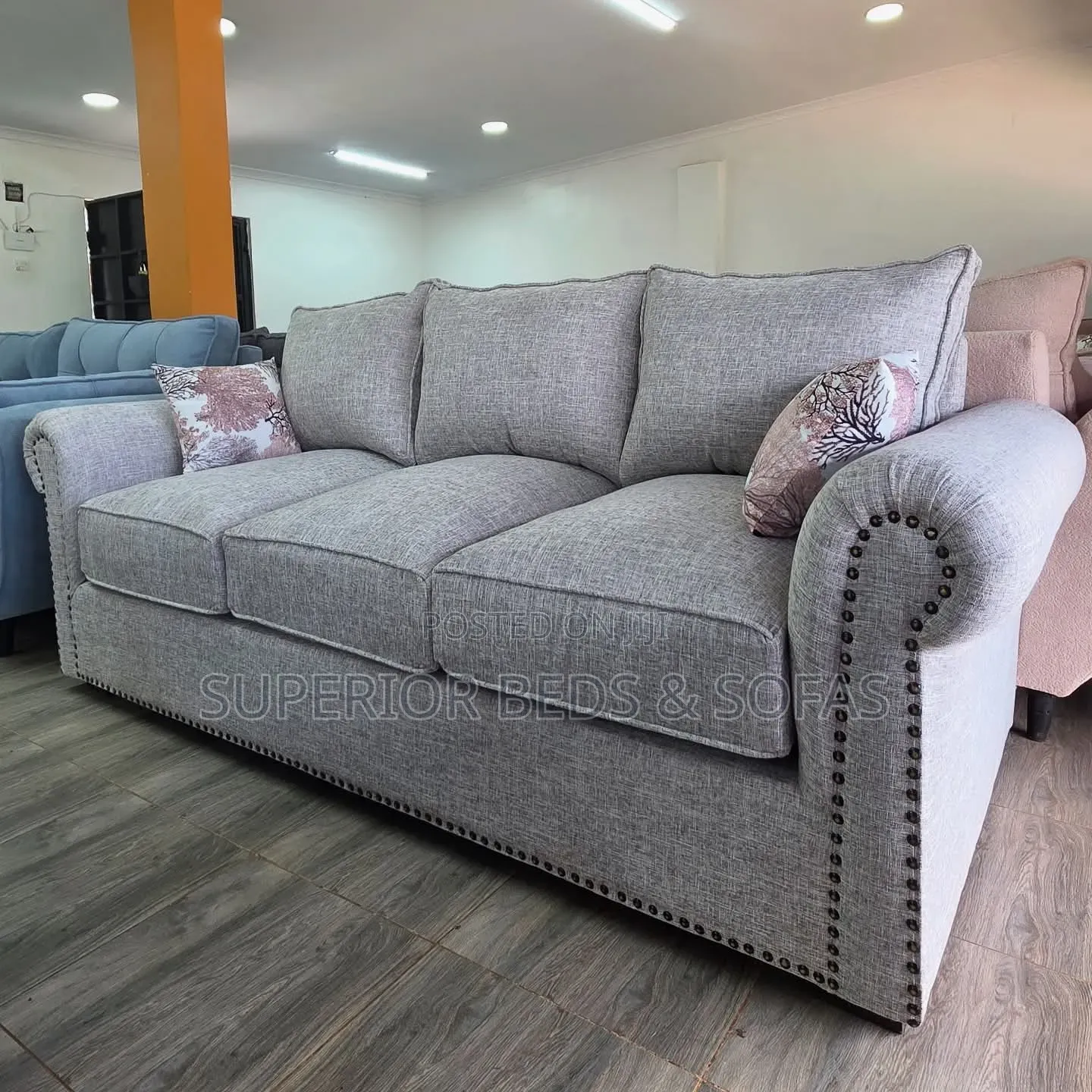 Classic 3 Seater Sofa With Pillows