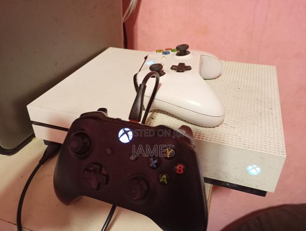 Xbox One S With Two Controllers and a Rechargable Battery - thumbnail 4
