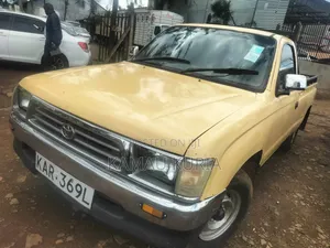Toyota Hilux 2004 White