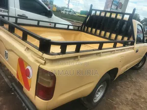 Toyota Hilux 2004 White