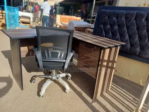 Comfortable 1.2m by 1.2m Modern Lshaped Office Desk+Meshchair Offers