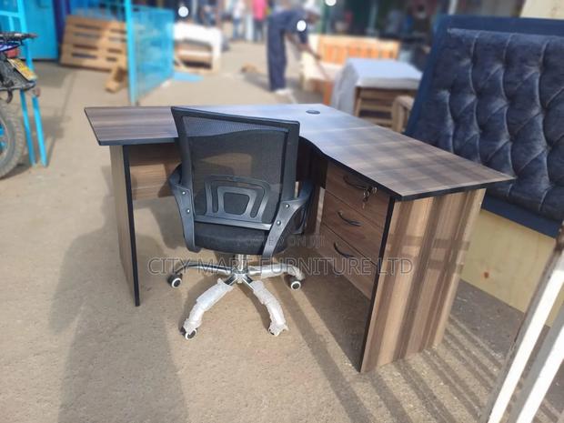 Cozy 1.2m by 1.2m Modern Lshaped Office Desk +Mesh Chair Offers