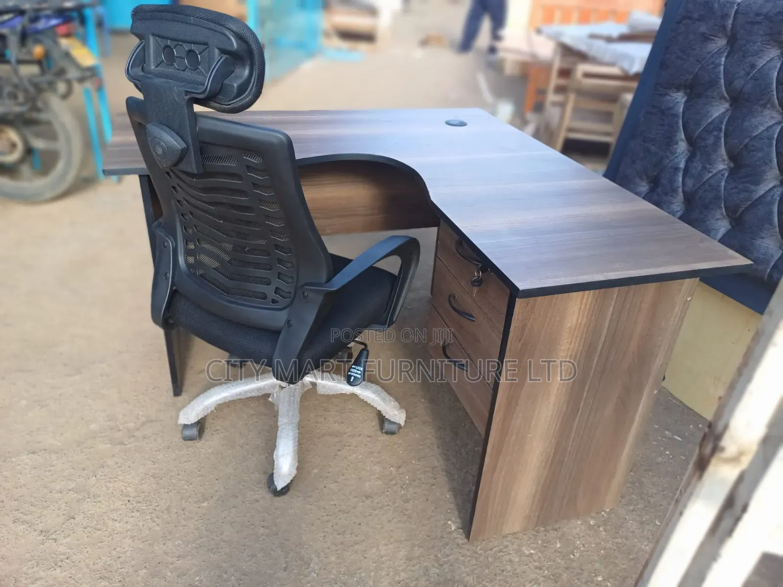 Streamlined 1.2*1.2m Modern Lshape Office Desk+Headrest Chair Offers