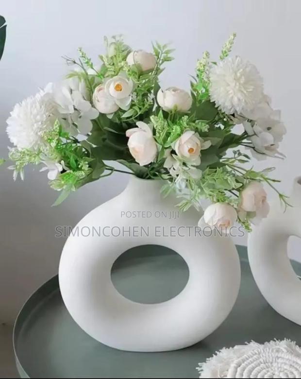 Doughnut-Shape Flower Vase - thumbnail 2