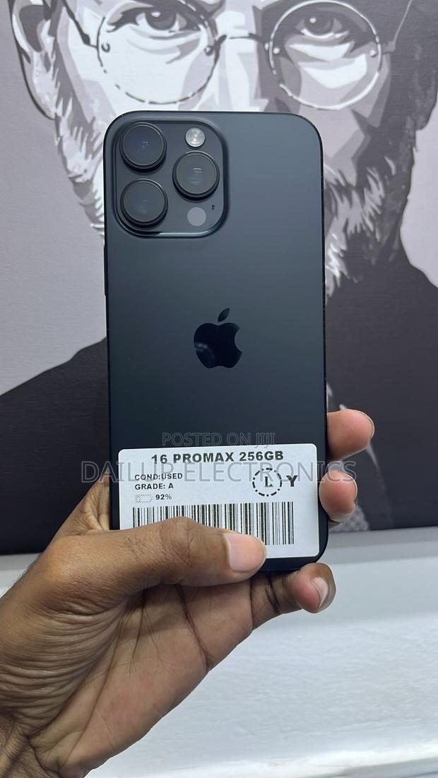 Apple iPhone 16 Pro Max 256 GB Black - thumbnail 2