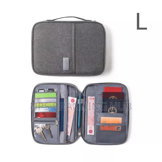 Travel Passport and Document Organizer
Size: 25.5×2×18.5cm
R.T