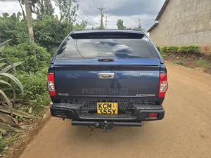 Isuzu D-MAX 2011 Blue