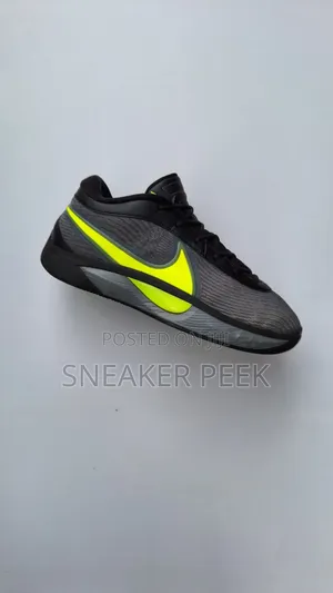 Basketball Shoes [Freak 6]