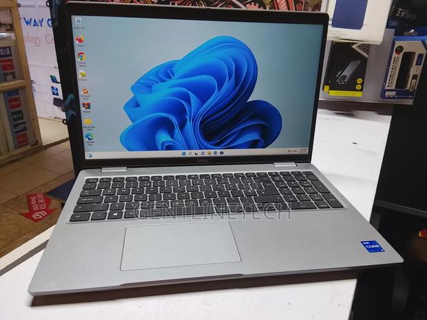 Laptop Dell Latitude 5520 8GB Intel Core i5 SSD 512GB - thumbnail 3