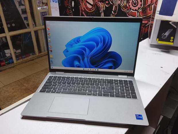Laptop Dell Latitude 5520 8GB Intel Core i5 SSD 512GB - thumbnail 2