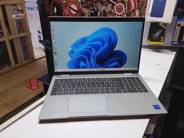 Laptop Dell Latitude 5520 8GB Intel Core i5 SSD 512GB - thumbnail 3