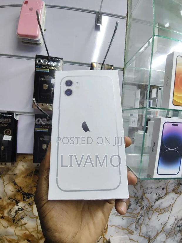 New Apple iPhone 11 128 GB White