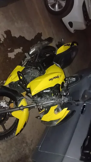 TVS Apache 160 4V 2019 Yellow