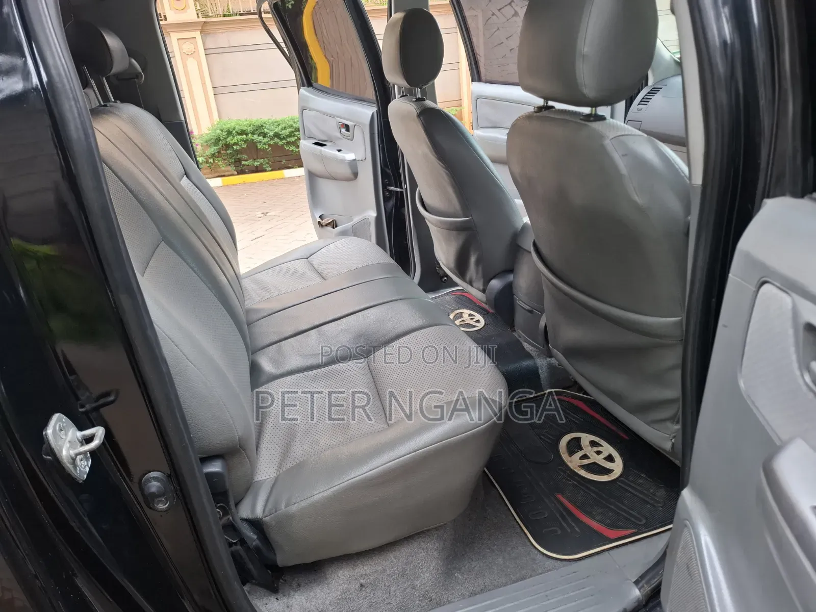 Toyota Hilux 2.5 D-4D 4X4 SRX 2012 Matt Black