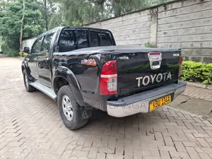 Toyota Hilux 2.5 D-4D 4X4 SRX 2012 Matt Black