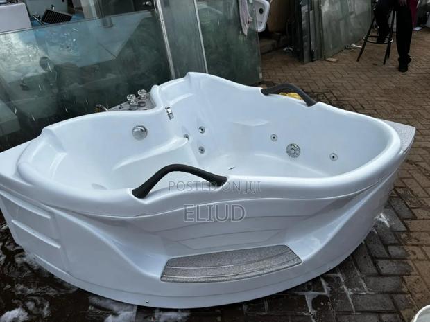 Corner Semi Circle Jacuzzi - thumbnail 2