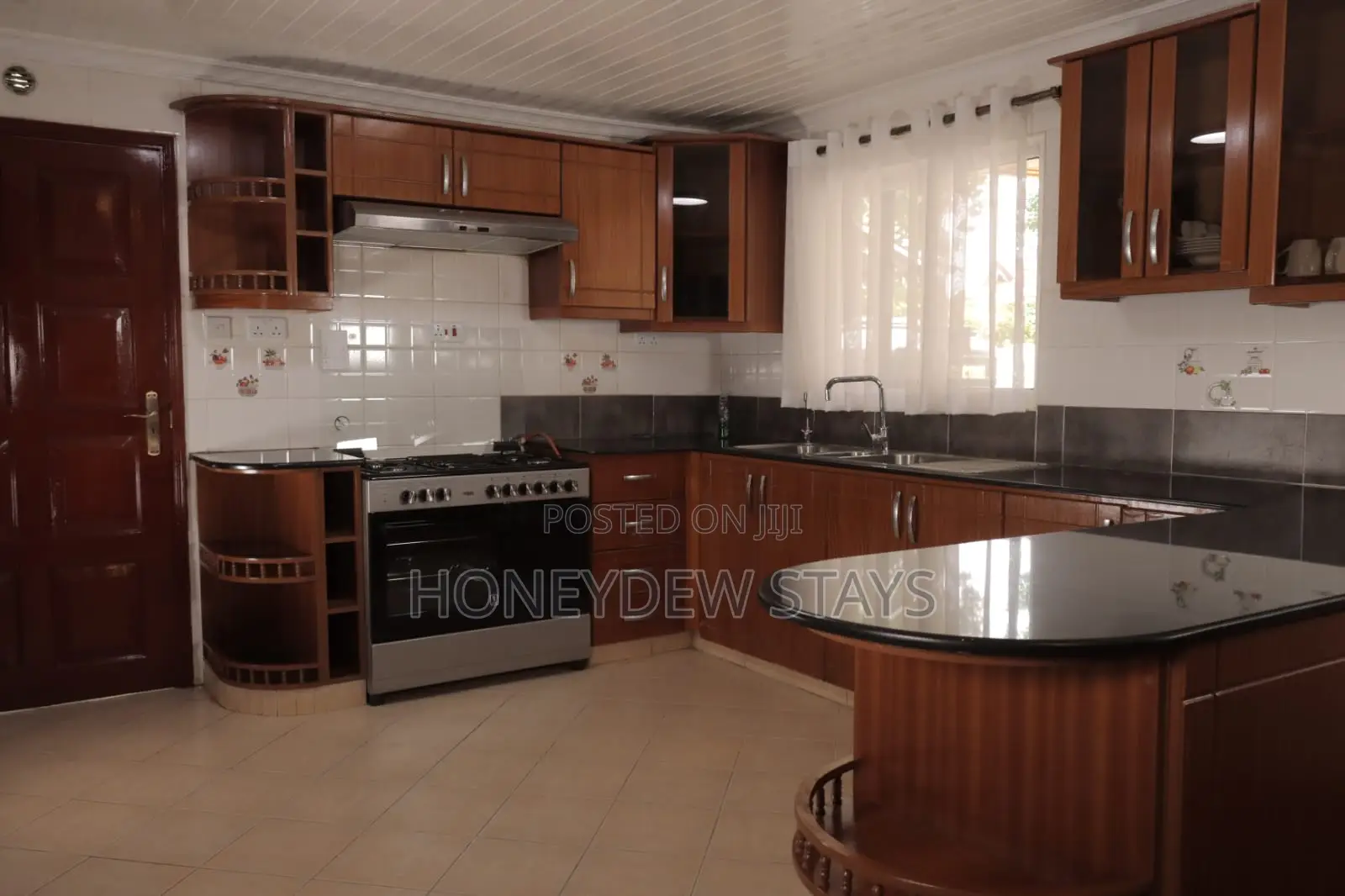 Stylish 5-Bedroom Airbnb Bungalow Near SGR Jkia