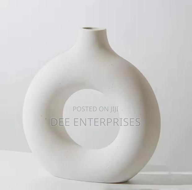 Doughnut-Shape Ceramic Flower Vase - thumbnail 2