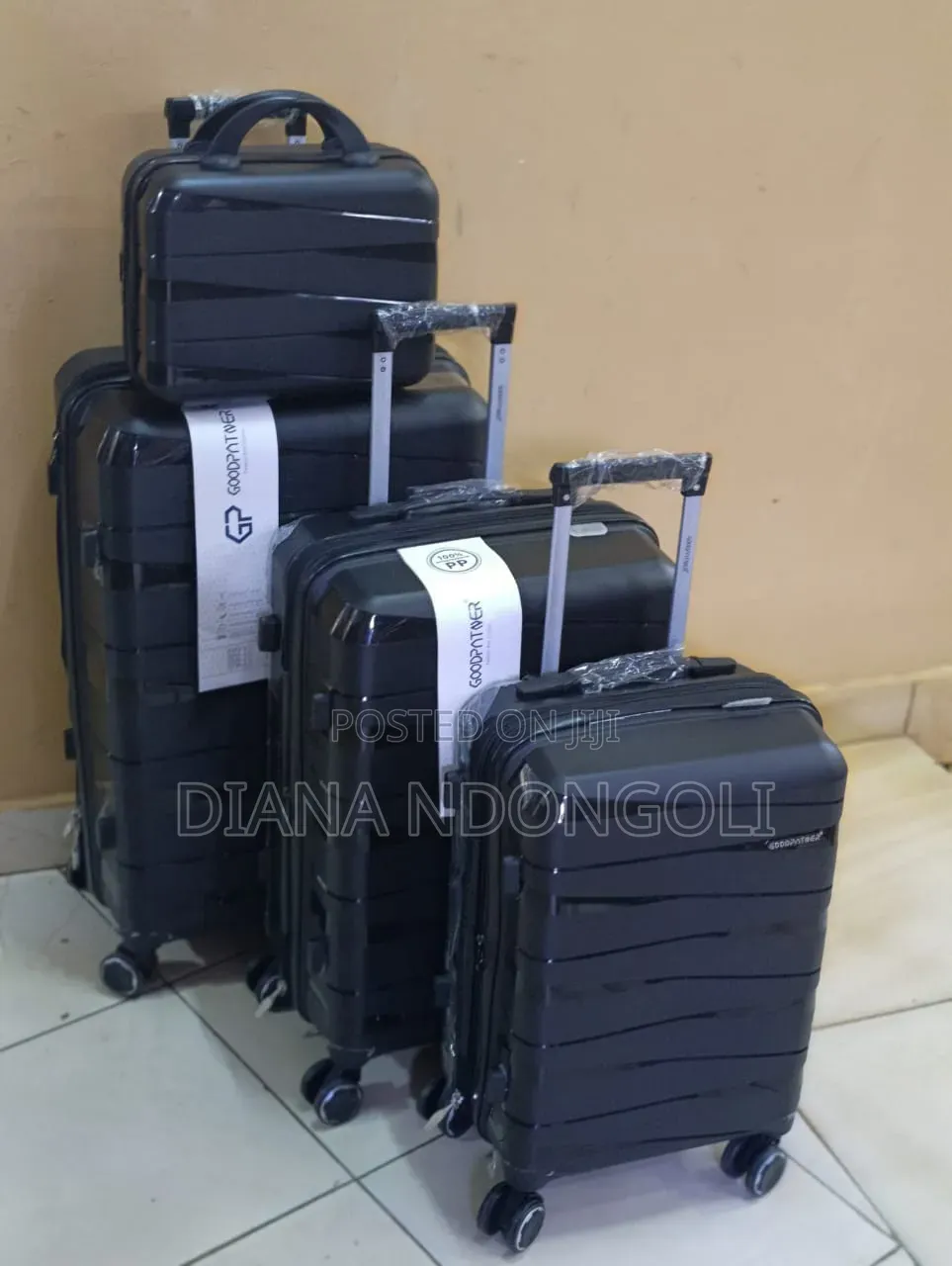 *4 in 1 Luxurious Unbreakable Suitcase*
Zipper Closure Frame.