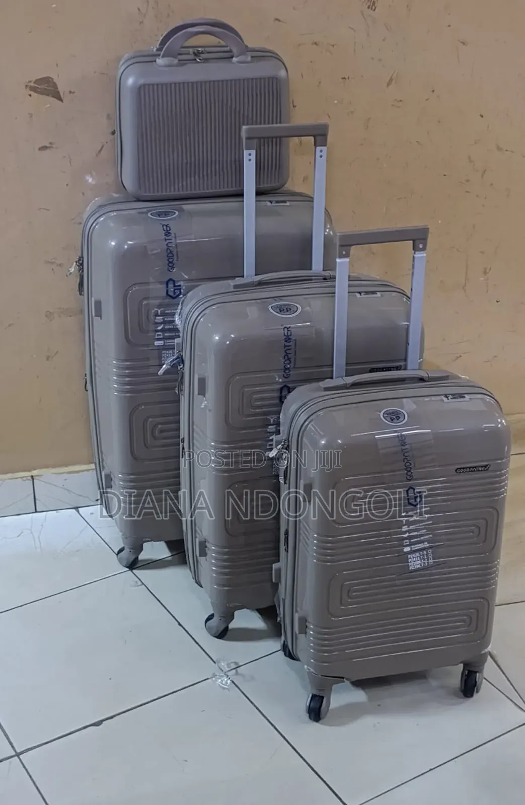 *4 in 1 Luxurious Unbreakable Suitcase*
Zipper Closure Frame.