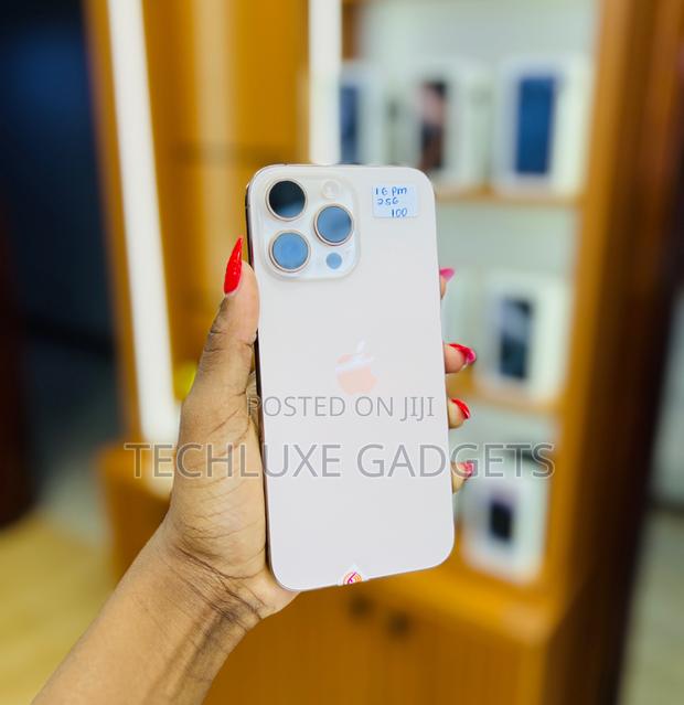 Apple iPhone 16 Pro Max 256 GB Gold - thumbnail 2