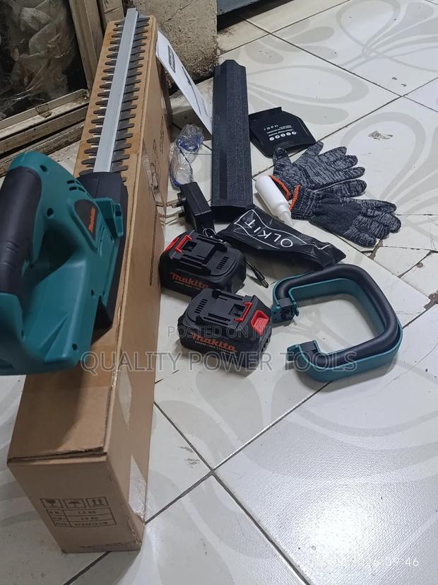 Cordless Makita Hedge Trimmer - thumbnail 2
