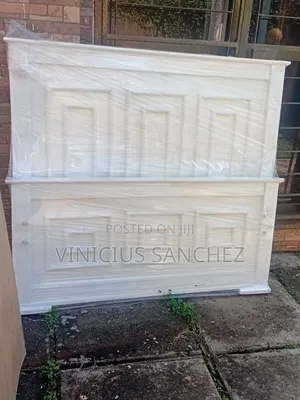A White Elegant 4 by 6 Board Bed