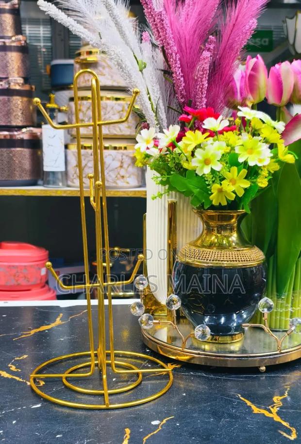 Golden Cup Stand - main view