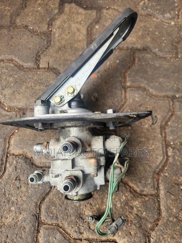 Frr33 ,Fsr33 Footbrake Valve - thumbnail 2