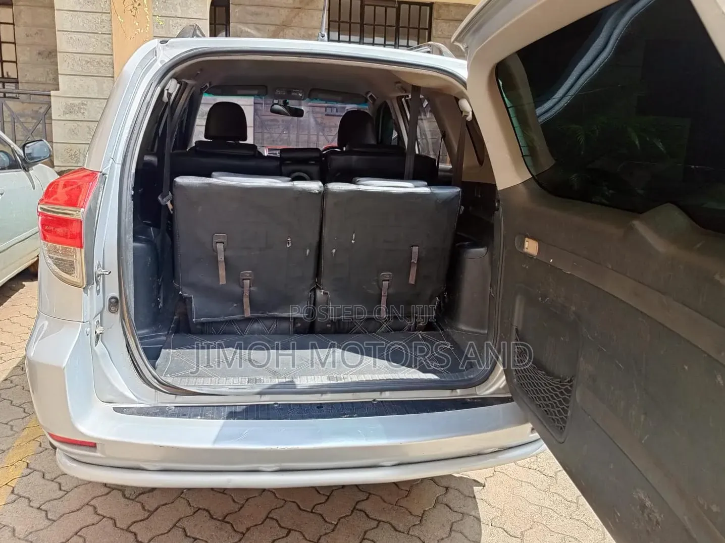 Toyota Vanguard 2011 Silver