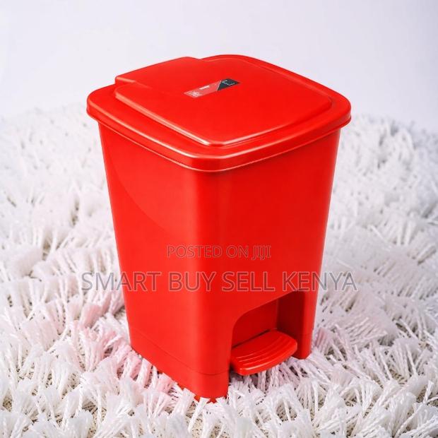 Durable Build 30 Litres Hard Plastic Step Pedal Waste Garbage Dust Bin