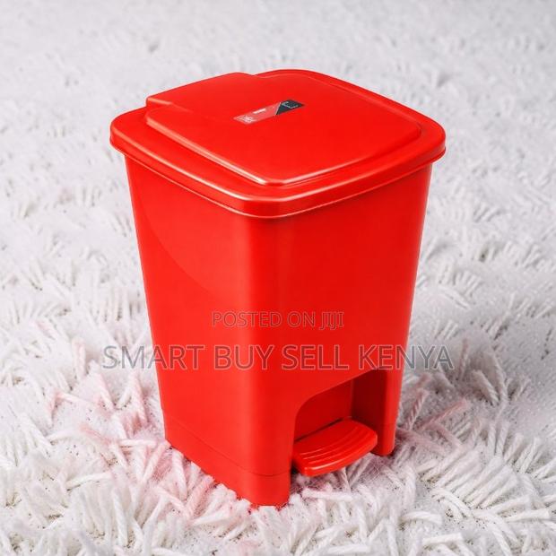 Compact Design 30litres Hard Plastic Step Pedal Waste Garbage Dust Bin