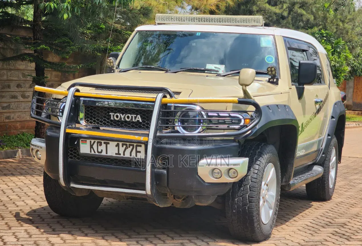 Toyota FJ Cruiser 4x4 Automatic 2012 Gold