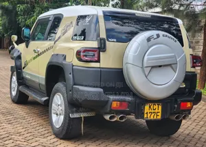 Toyota FJ Cruiser 4x4 Automatic 2012 Gold