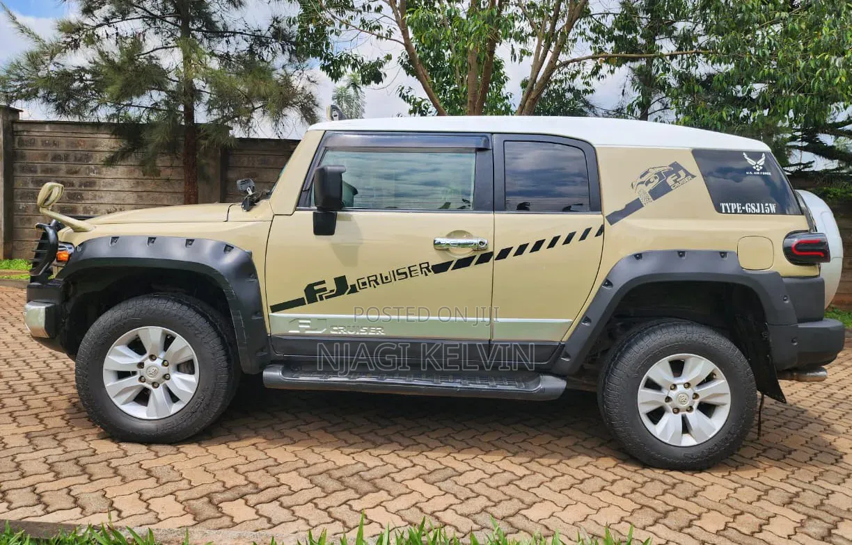 Toyota FJ Cruiser 4x4 Automatic 2012 Gold