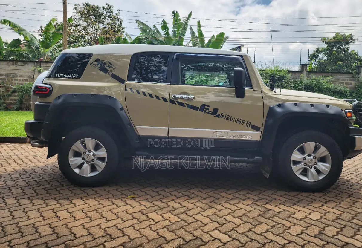 Toyota FJ Cruiser 4x4 Automatic 2012 Gold