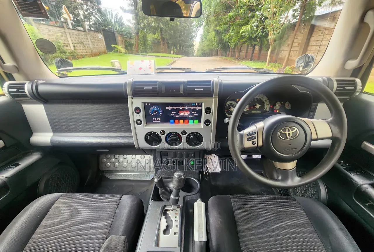 Toyota FJ Cruiser 4x4 Automatic 2012 Gold