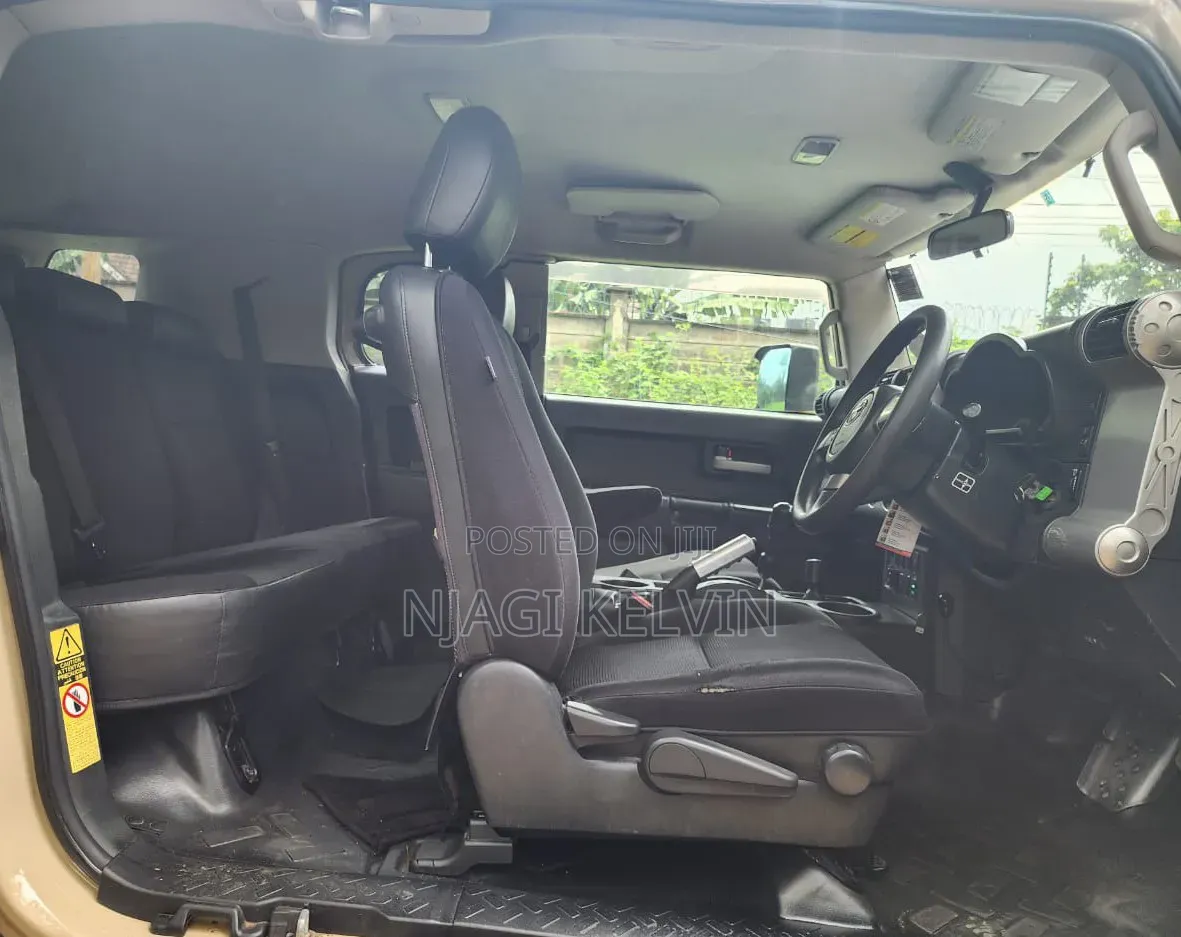 Toyota FJ Cruiser 4x4 Automatic 2012 Gold
