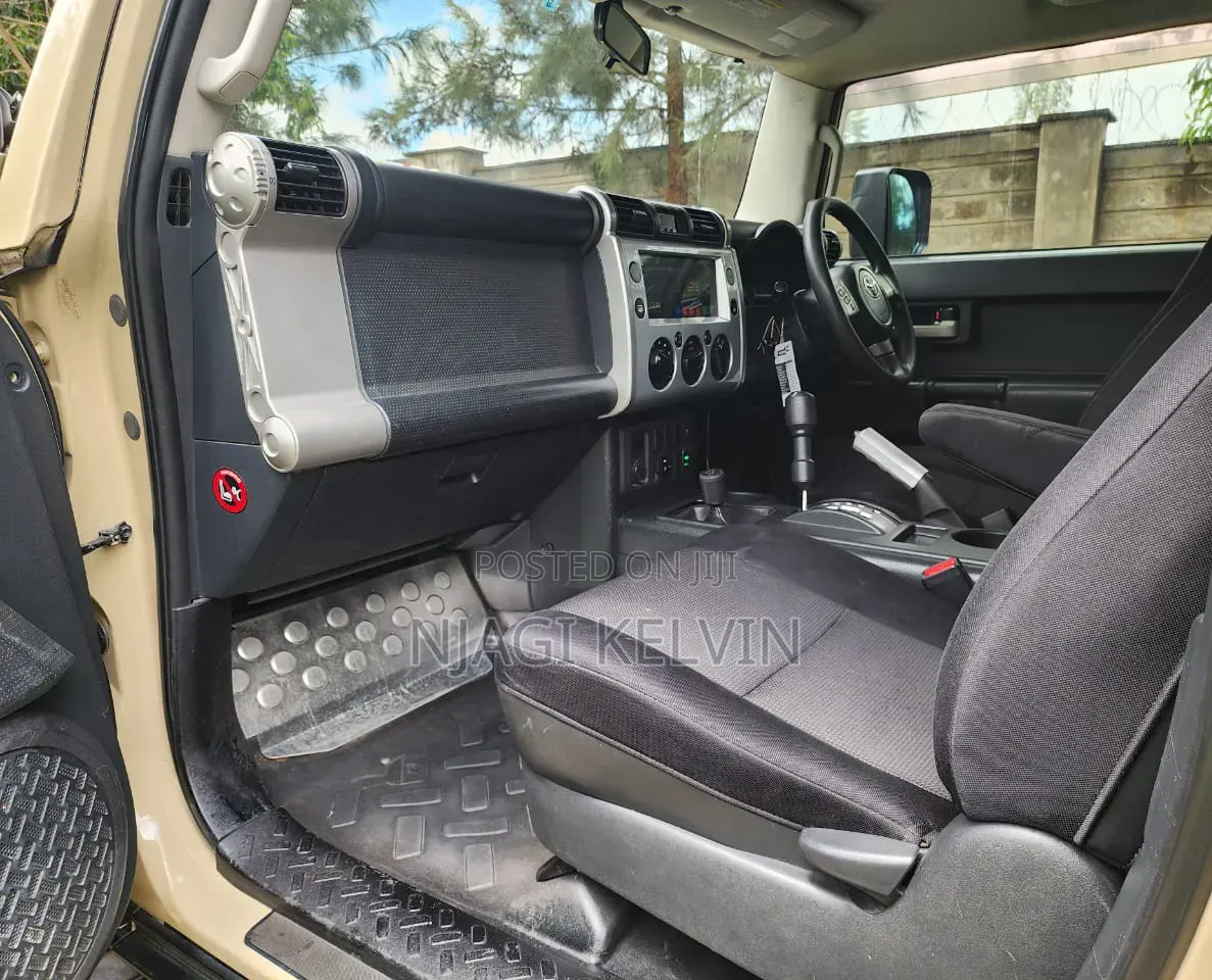 Toyota FJ Cruiser 4x4 Automatic 2012 Gold