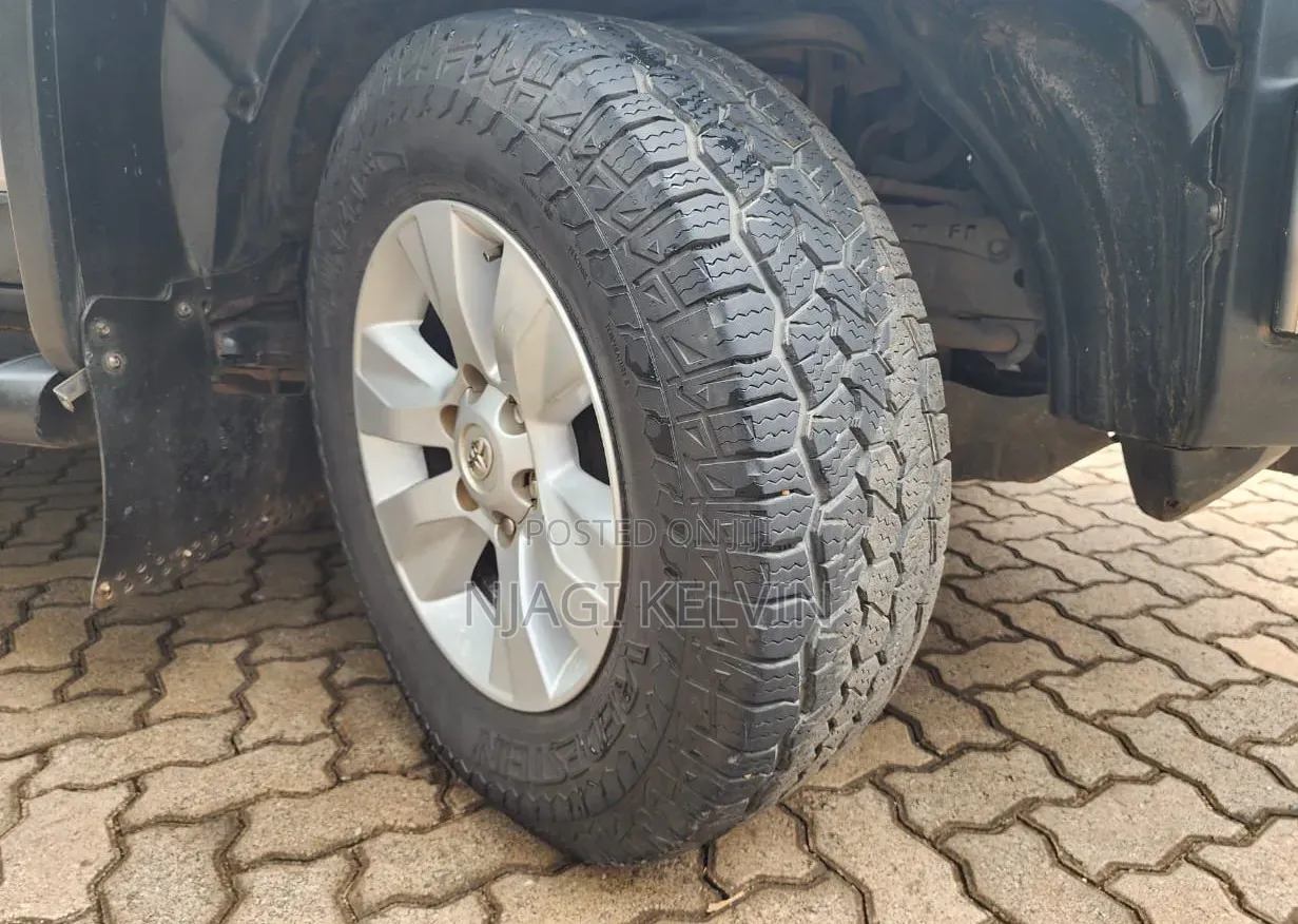 Toyota FJ Cruiser 4x4 Automatic 2012 Gold